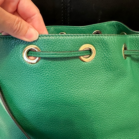 Micheal Kors shoulder bags👜, green color,one size , zipper pocket inside - Picture 12 of 12